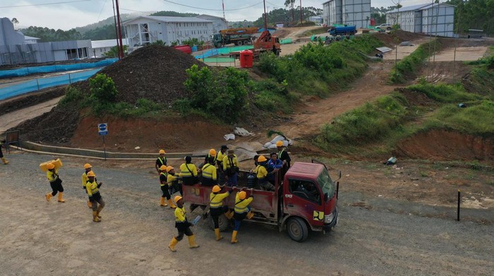 Penasaran Mau Tahu Pembangunan di IKN? Nih Foto-fotonya Pekerja konstruksi menaiki truk yang akan membawa ke lokasi proyek di Ibu Kota Nusantara, Penajam Paser Utara, Kalimantan Timur