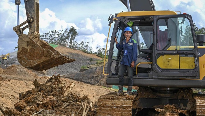 Pekerja konstruksi menaiki truk yang akan membawa ke lokasi proyek di Ibu Kota Nusantara, Penajam Paser Utara, Kalimantan Timur