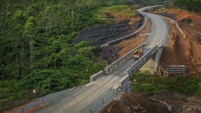 Pekerja konstruksi menaiki truk yang akan membawa ke lokasi proyek di Ibu Kota Nusantara, Penajam Paser Utara, Kalimantan Timur