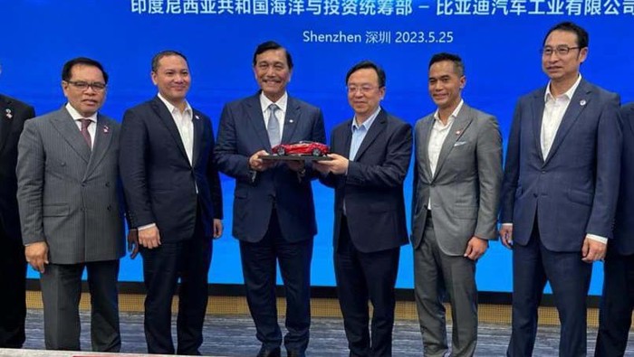 Menkomarves RI Luhut B. Pandjaitan menjajaki kerjasama mewujudkan mobil listrik di Indonesia. Kali ini Luhut menyambangi Raksasa Mobil Listrik BYD di Shenzhen.