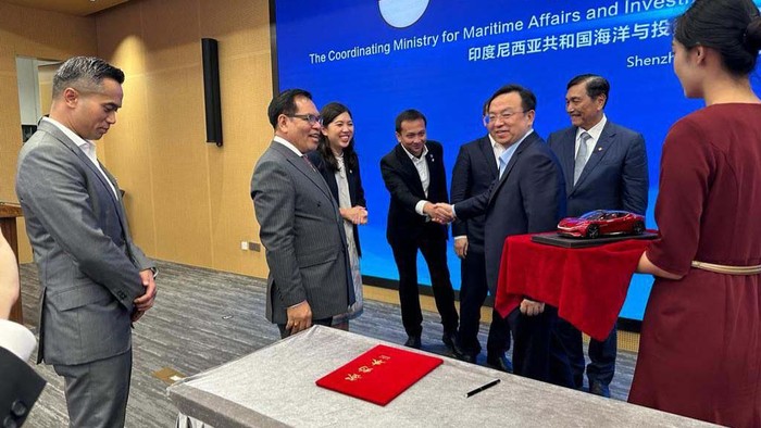 Menkomarves RI Luhut B. Pandjaitan menjajaki kerjasama mewujudkan mobil listrik di Indonesia. Kali ini Luhut menyambangi Raksasa Mobil Listrik BYD di Shenzhen.