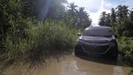 Perjuangan Warga Melintasi Jalan Rusak di Halmahera Selatan