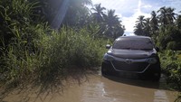 Warga setempat, mengeluhkan kerusakan infrastruktur jalan dan jembatan yang menghubungkan 4 desa yaitu Tabapoma, Tutupa, Tomara, Wayatim di Kecamatan Bacan Timur Tengah sehingga mobilitas warga di daerah itu terganggu. 