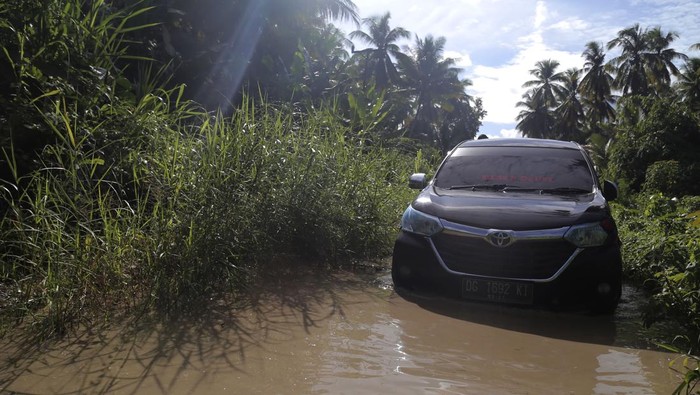 Perjuangan Warga Melintasi Jalan Rusak di Halmahera Selatan Pengendara melintasi jalan rusak di Desa Bibinoi Pulau Bacan, Kabupaten Halmahera Selatan, Maluku Utara, Sabtu (27/5/2023). Warga setempat, mengeluhkan kerusakan infrastruktur jalan dan jembatan yang menghubungkan 4 desa yaitu Tabapoma, Tutupa, Tomara, Wayatim di Kecamatan Bacan Timur Tengah sehingga mobilitas warga di daerah itu terganggu. ANTARA FOTO/Andri Saputra/foc.