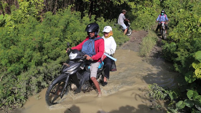 Perjuangan Warga Melintasi Jalan Rusak di Halmahera Selatan Pengendara melintasi jalan rusak di Desa Bibinoi Pulau Bacan, Kabupaten Halmahera Selatan, Maluku Utara, Sabtu (27/5/2023). Warga setempat, mengeluhkan kerusakan infrastruktur jalan dan jembatan yang menghubungkan 4 desa yaitu Tabapoma, Tutupa, Tomara, Wayatim di Kecamatan Bacan Timur Tengah sehingga mobilitas warga di daerah itu terganggu. ANTARA FOTO/Andri Saputra/foc.