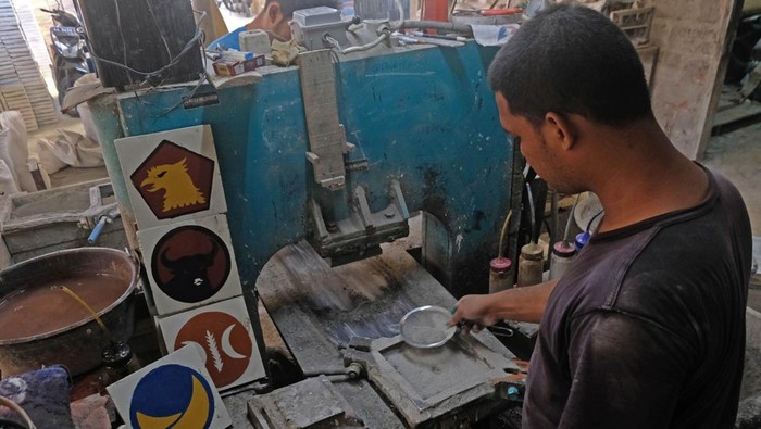 Pernah Lihat Tegel Motif Lambang Partai? Nih Wujudnya Pekerja menata tegel motif logo partai politik di industri pembuatan tegel Win Art Solution Ponggol, Tamanagung, Muntilan, Magelang, Jawa Tengah, Jumat (26/5/2023). Perajin menyebutkan tegal motif logo partai politik yang dijual Rp280 per meter persegi itu sengaja dibuat untuk menyambut pesta demokrasi sekaligus sebagai partisipasi dalam menyukseskan Pemilu 2024. ANTARA FOTO/Anis Efizudin