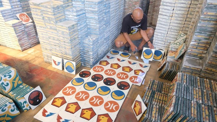 Pekerja menata tegel motif logo partai politik di industri pembuatan tegel Win Art Solution Ponggol, Tamanagung, Muntilan, Magelang, Jawa Tengah, Jumat (26/5/2023). Perajin menyebutkan tegal motif logo partai politik yang dijual Rp280 per meter persegi itu sengaja dibuat untuk menyambut pesta demokrasi sekaligus sebagai partisipasi dalam menyukseskan Pemilu 2024. ANTARA FOTO/Anis Efizudin