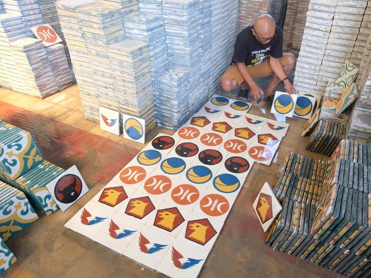 Pernah Lihat Tegel Motif Lambang Partai? Nih Wujudnya