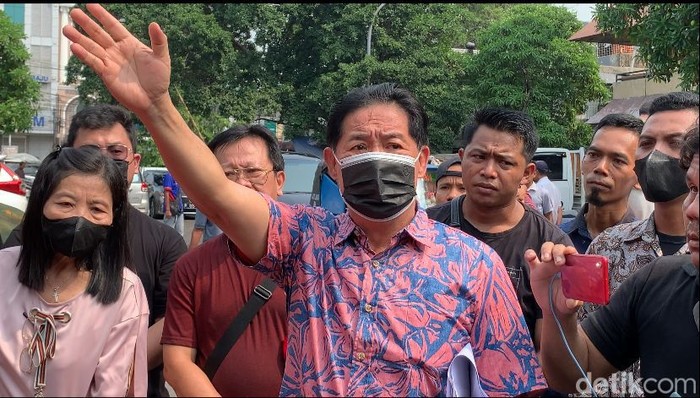 Perwakilan pemilik rumah dan toko (ruko) yang terdampak pembongkaran  Makan Jalan di Pluit Karang Niaga, Penjaringan, Jakarta Utara, Iman (Rumondang/detikcom).