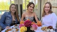 Kalau ini momen Cinta Laura bersantai dengan dua teman perempuannya. Burger, kentang goreng, dan ragam makanan enak lain tampak dihidangkan di meja. Foto: Instagram claurakiehl