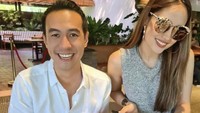 Cinta Laura pamer senyum saat ulang tahunnya dan Daniel Mananta dirayakan oleh sahabat-sahabatnya. Mereka tiup lilin bareng nih! Foto: Instagram claurakiehl