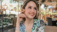 Segelas kopi susu hangat bisa bikin Cinta Laura bahagia. Lihat saja nih senyumnya saat ngafe di Bali. Foto: Instagram claurakiehl