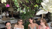 Agenda santai bareng teman pastinya makin lengkap dengan kulineran. Cinta Laura dan temannya tampak pilih makanan sehat nih! Foto: Instagram claurakiehl