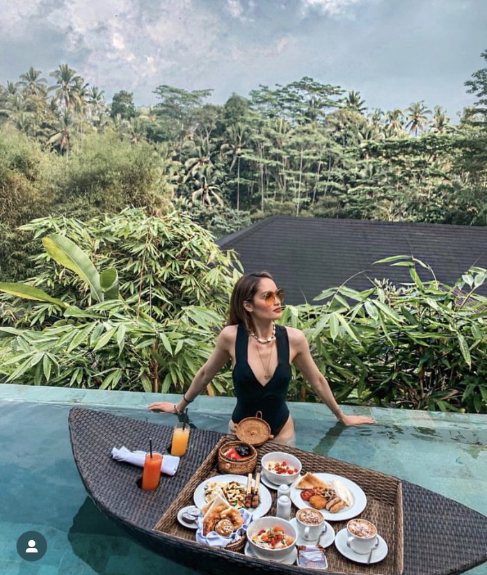 Pesona Cinta Laura Saat Nikmati Pasta dan Floating Breakfast