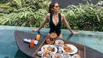 Pesona Cinta Laura Saat Nikmati Pasta dan Floating Breakfast