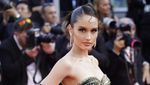 Pesona Cinta Laura Saat Nikmati Pasta dan Floating Breakfast