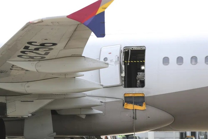 Pintu darurat pesawat Asiana Airlines terbuka sebelum mendarat di Bandara Daegu, Korea Selatan. Diketahui, hal tersebut terjadi ketika pesawat sedang mengudara.