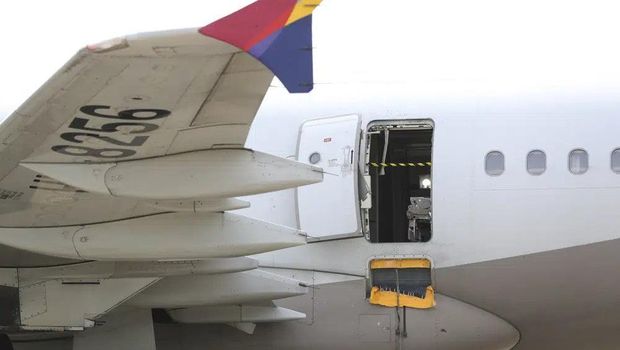 Pintu darurat pesawat Asiana Airlines terbuka sebelum mendarat di Bandara Daegu, Korea Selatan. Diketahui, hal tersebut terjadi ketika pesawat sedang mengudara.