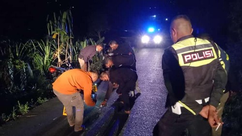 Polisi melakukan olah TKP tabrak lari di ruas jalan Kampung Ketang menuju Kampung Mbohang tepatnya diKkampung Rejeng, Desa Bangka Lelak, Kecamatan Lelak, Kabupaten Manggarai, NTT. (Istimewa)