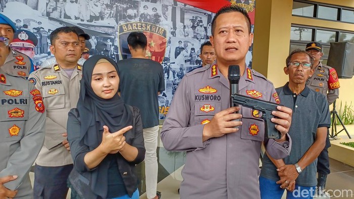 Polisi memasmerkan pistol mainan yang dibawa pengendara di Bandung