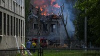 Serangan rudal Rusia kembali melanda wilayah Ukraina, dengan yang terbaru menghantam sebuah klinik yang ada di kota Dnipro, sebelah timur negara itu. Sedikitnya dua orang tewas dan puluhan orang lainnya, termasuk anak-anak, mengalami luka-luka.  