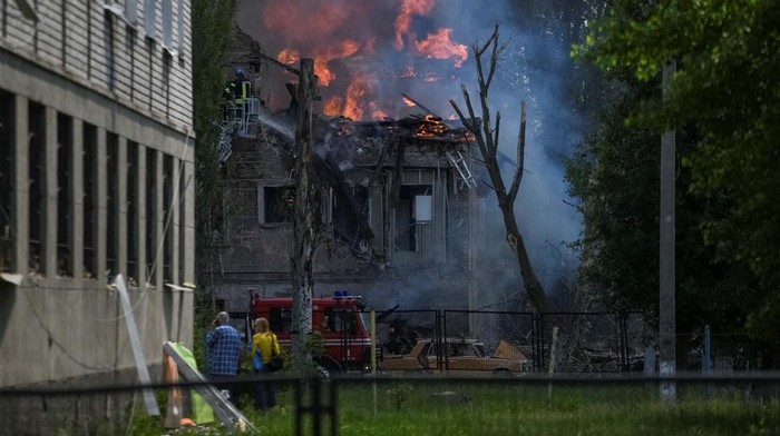 Potret Klinik di Dnipro yang Hancur Dirudal Rusia Rescuers work at the site of a clinic heavily destroyed by a Russian missile strike, amid Russia's attack on Ukraine, in Dnipro, Ukraine May 26, 2023. REUTERS/Mykola Synelnykov