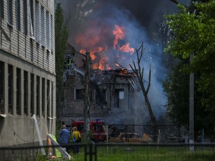 Rescuers work at the site of a clinic heavily destroyed by a Russian missile strike, amid Russias attack on Ukraine, in Dnipro, Ukraine May 26, 2023. REUTERS/Mykola Synelnykov