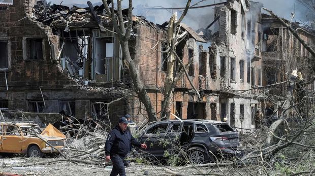 Rescuers work at the site of a clinic heavily destroyed by a Russian missile strike, amid Russia's attack on Ukraine, in Dnipro, Ukraine May 26, 2023. REUTERS/Mykola Synelnykov