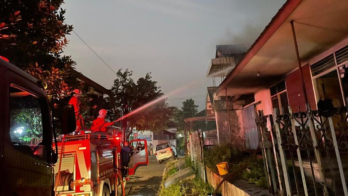 Proses pemadaman kebakaran rumah di Semarang, Sabtu (27/5/2023).
