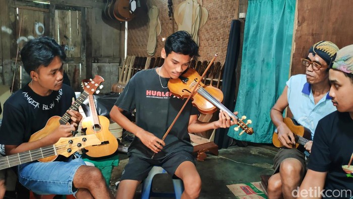 Proses pembuatan alat musik klasik di Samigaluh, Kulon Progo, Sabtu (27/5/2023).