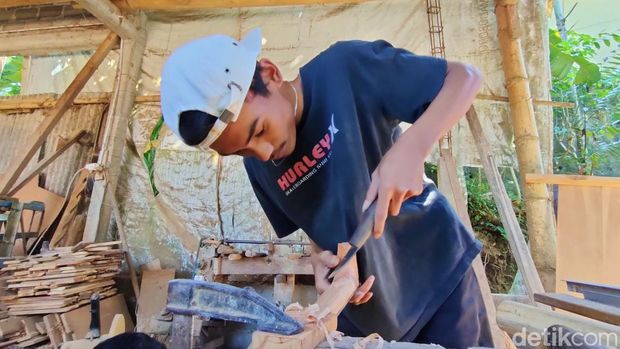 Proses pembuatan alat musik klasik di Samigaluh, Kulon Progo, Sabtu (27/5/2023).