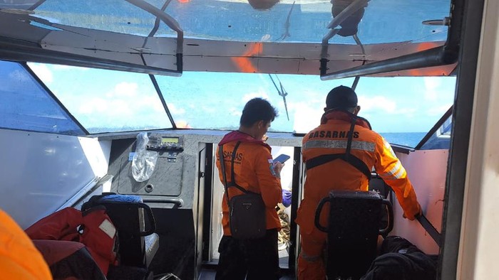 Tim Basarnas Sorong Lakukan Pencarian di sekitar bagang.
