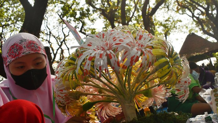 Peserta mengikuti Lomba kreasi daur ulang sampah di Kota Madiun, Jawa Timur, Sabtu (27/5/2023). Lomba yang diikuti diikuti 152 pelajar SD dan SMP tersebut dalam rangka menyambut Hari Lingkungan Hidup 2023. ANTARA FOTO/Siswowidodo/foc.