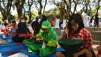 Peserta mengikuti Lomba kreasi daur ulang sampah di Kota Madiun, Jawa Timur, Sabtu (27/5/2023). 