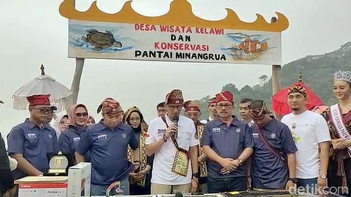 Menteri Pariwisata dan Ekonomi Kreatif, Sandiaga Uno (tengah) meresmikan Desa Kelawi sebagai desa terbaik ke-29 dalam ajang ADWI.