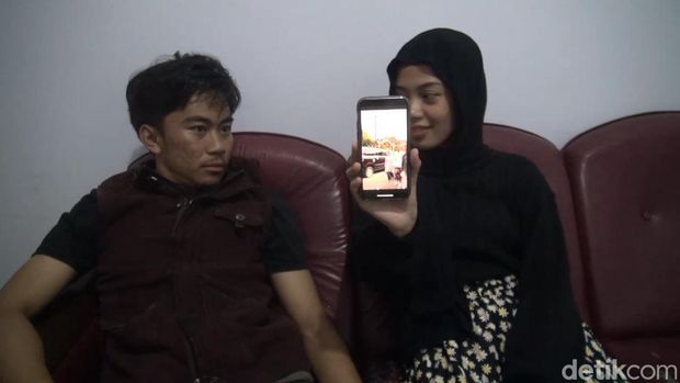 Saskia Nur Amalia (19) dan Dimas Rido Diaksa (22) yang menikah tetanggaan di Subang.