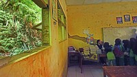 Namun hingga kini sekolah tersebut tak kunjung diperbaiki dengan alasan tidak ada anggaran. 