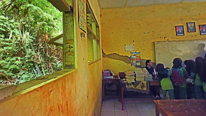 Guru dan sejumlah murid beraktivitas di ruang kelas yang rusak di SD Negeri Tanjung Ilir, Sayar, Kota Serang, Banten, Sabtu (27/5/2023). Menurut Kepala Sekolah SD tersebut, pihaknya sudah sejak tahun 2016 mengajukan permohonan perbaikan kerusakan seperti dinding yang retak, jendela pecah dan pintu bolong-bolong kepada Pemda setempat namun tak kunjung diperbaiki dengan alasan tidak ada anggaran. ANTARA FOTO/Asep Fathulrahman/foc.