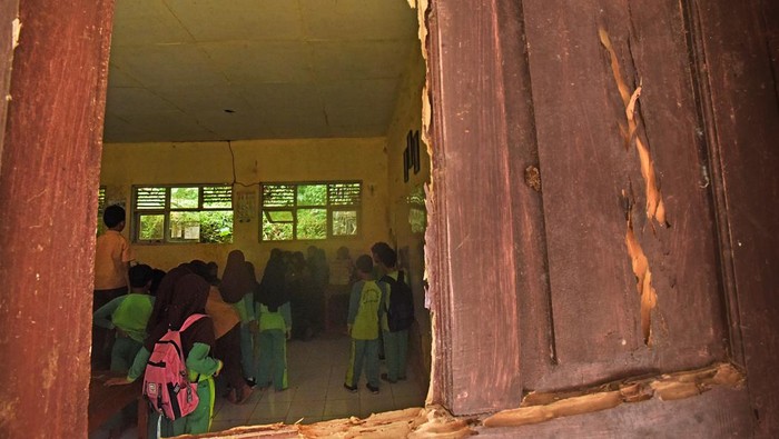 Sekolah rusak di Banten Guru dan sejumlah murid beraktivitas di ruang kelas yang rusak di SD Negeri Tanjung Ilir, Sayar, Kota Serang, Banten, Sabtu (27/5/2023). Menurut Kepala Sekolah SD tersebut, pihaknya sudah sejak tahun 2016 mengajukan permohonan perbaikan kerusakan seperti dinding yang retak, jendela pecah dan pintu bolong-bolong kepada Pemda setempat namun tak kunjung diperbaiki dengan alasan tidak ada anggaran. ANTARA FOTO/Asep Fathulrahman/foc.