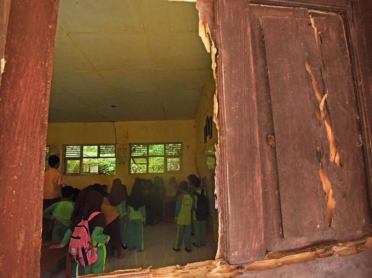 Kasihan Anak-anak Ini Belajar di Sekolah Rusak