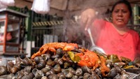 Deretan bazar kuliner merupakan sebagian kecil keriuhan festival tersebut.  