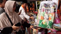 Acara dilangsungkan di jalan Mas Mansyur tepatnya di depan Kantor Kecamatan Tanah Abang.  