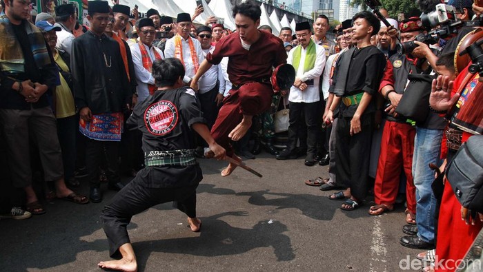 Sejumlah warga meramaikan acara Lebaran Tenabang 2023. Acara ini merupakan gelaran tahunan warga Tanah Abang, Jakpus, yang menampilkan beragam budaya Betawi.
