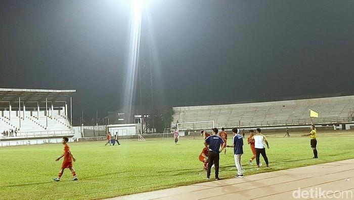 Suasana kompetisi Piala Soeratin di Karawang