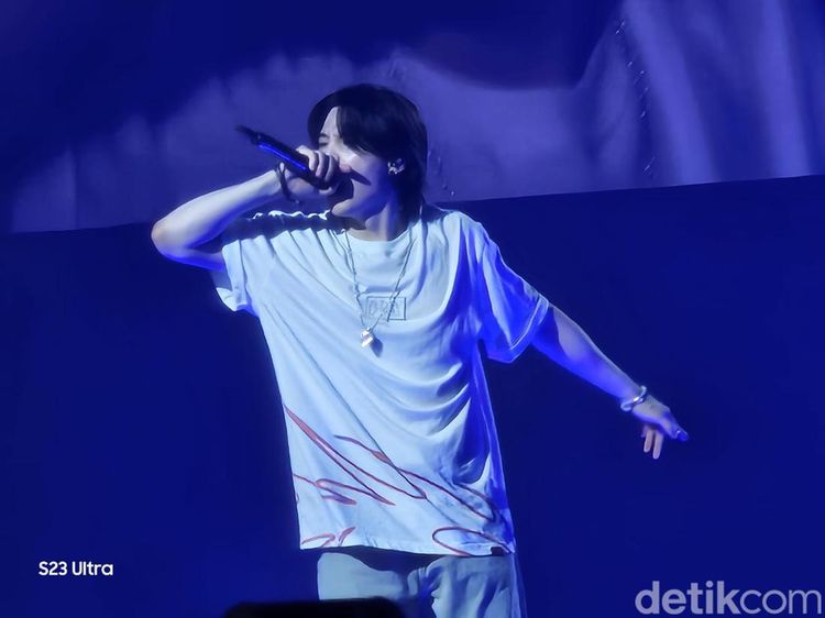 Foto-foto Penampilan Suga BTS di Konser Agust D D-DAY TOUR Day 1
