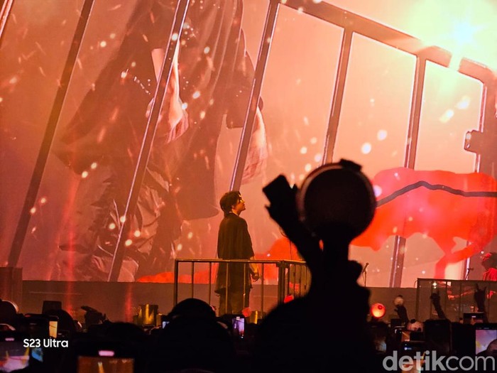 Penampilan Suga BTS di konser Agust D D-DAY TOUR Day 1, ICE BSD, Jumat (26/5/2023) malam.