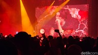 Atmosfer di ruangan konser terasa meriah dengan warna lampu yang membara. (Foto: Aisyah/detikcom)