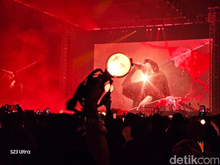 Penampilan Suga BTS di konser Agust D 'D-DAY' TOUR Day 1, ICE BSD, Jumat (26/5/2023) malam.