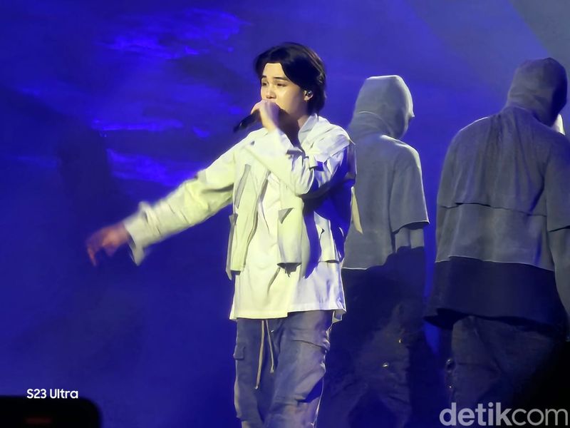 Penampilan Suga BTS di konser Agust D 'D-DAY' TOUR Day 1, ICE BSD, Jumat (26/5/2023) malam.
