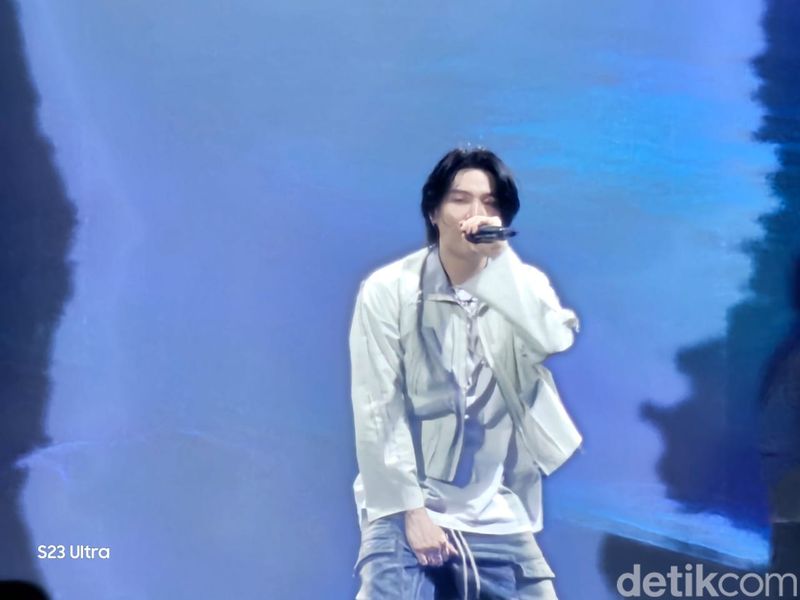 Penampilan Suga BTS di konser Agust D 'D-DAY' TOUR Day 1, ICE BSD, Jumat (26/5/2023) malam.